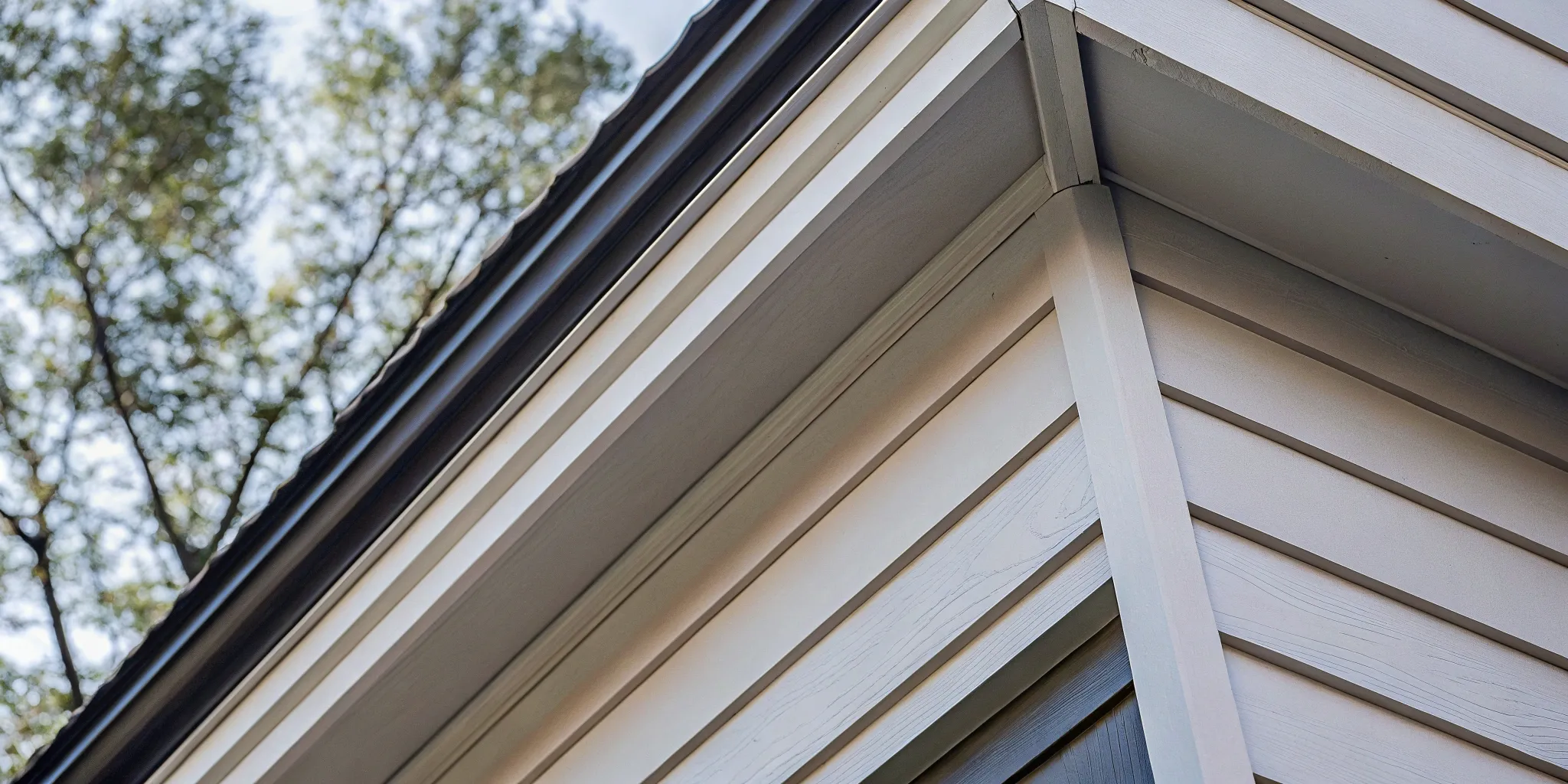 A correctly executed vinyl siding overlap on the corner of a house.